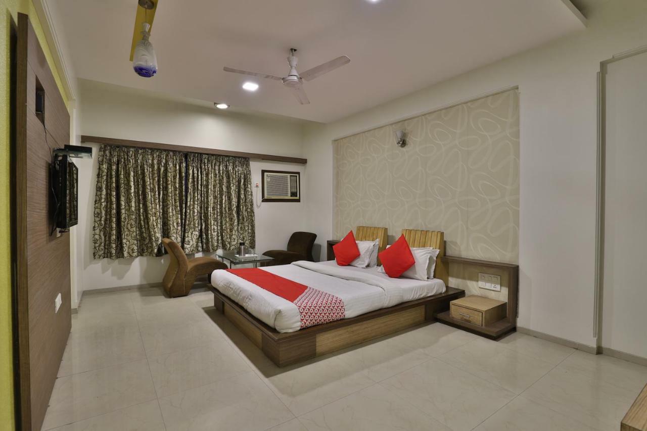 Hotel Ostria Сурат Экстерьер фото