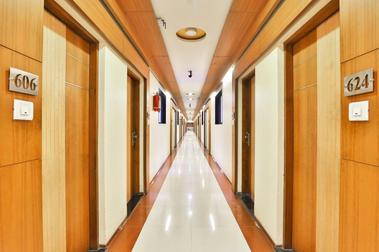 Hotel Ostria Сурат Экстерьер фото