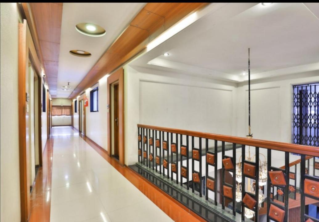 Hotel Ostria Сурат Экстерьер фото